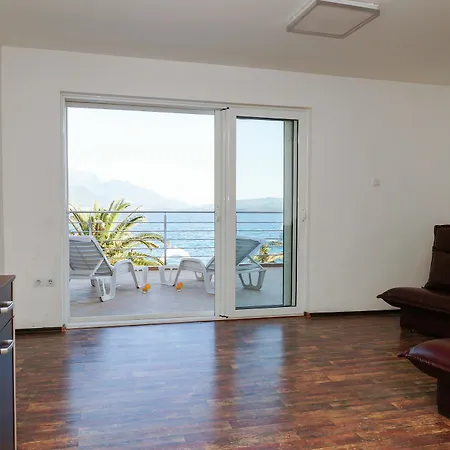 Iris Aparthotel 4*